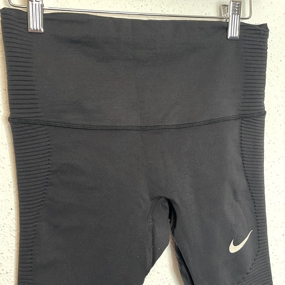Nike Dri Fit High Rise Cropped Leggings Size Small - Picture 2 of 6